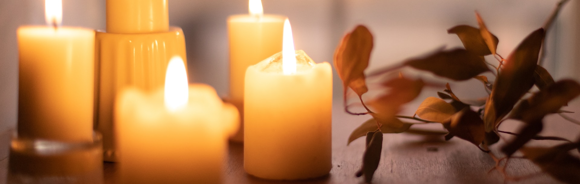 Lilin aromaterapi menyala di ruang perawatan