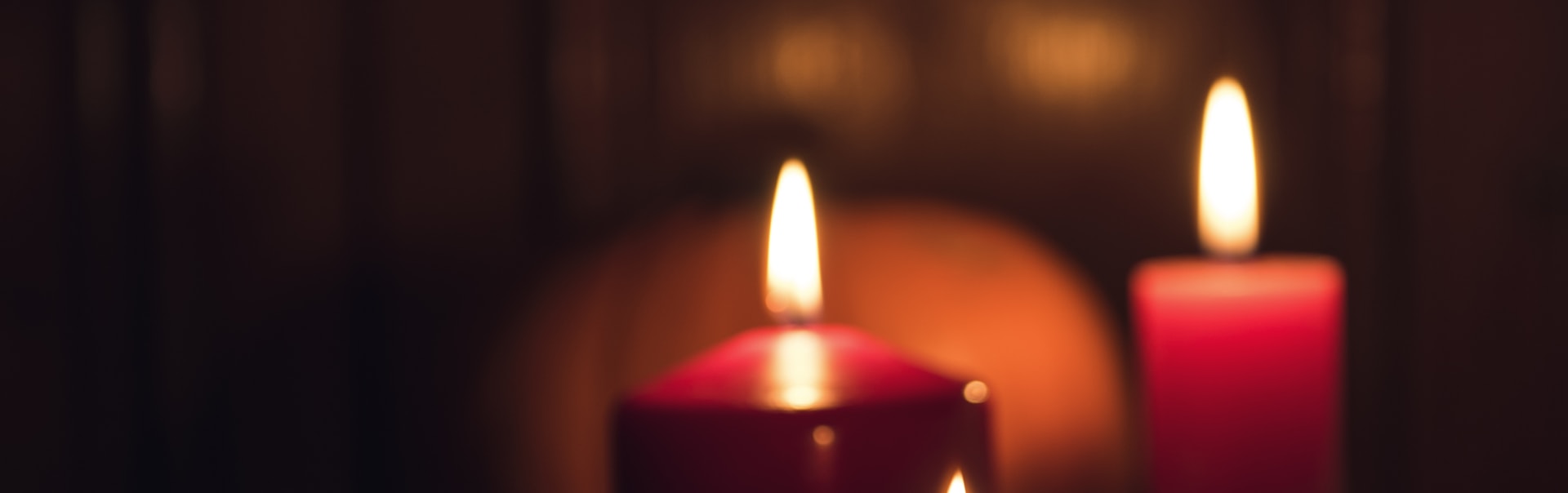 Suasana ruang perawatan Pijat Go dengan cahaya lilin