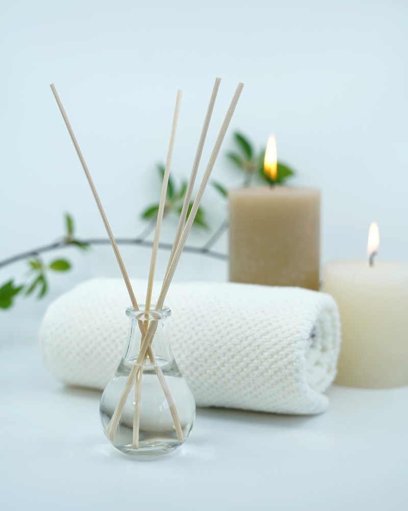 Handuk, lilin, dan diffuser aroma terapi