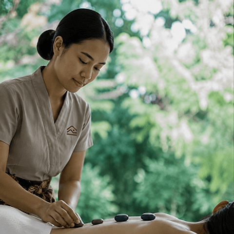 Terapis berseragam spa sedang merawat klien